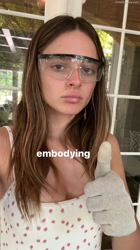 Charlotte Lawrence photo 3 of 714