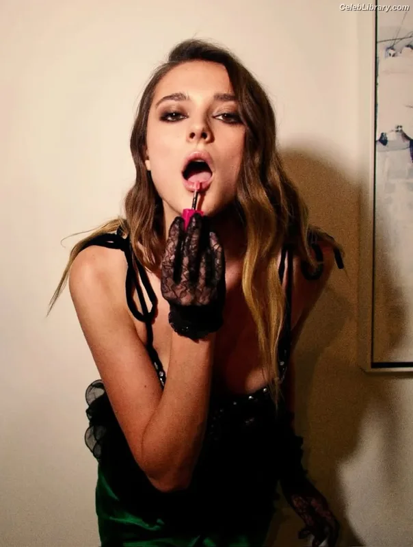 Charlotte Lawrence photo 23 of 714