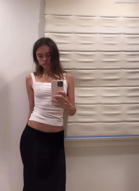 Charlotte Lawrence photo 13 of 714