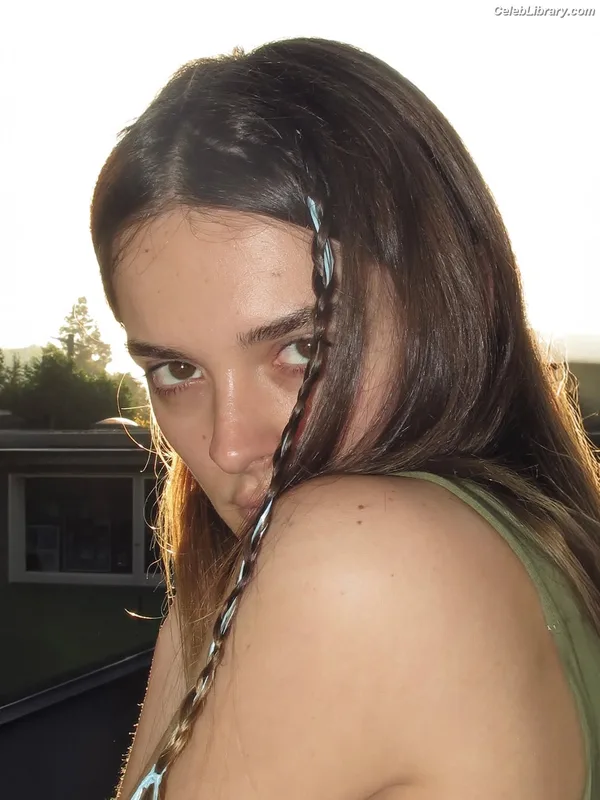 Charlotte Lawrence photo 17 of 714
