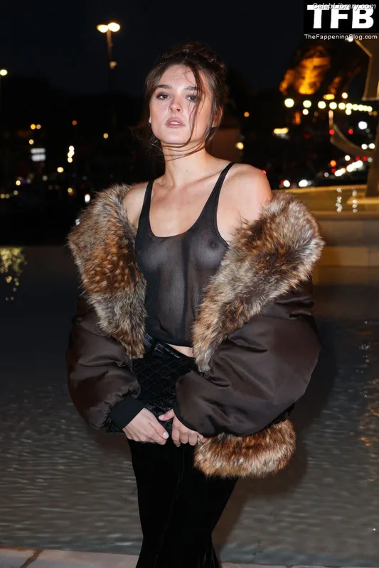Charlotte Lawrence photo 19 of 714
