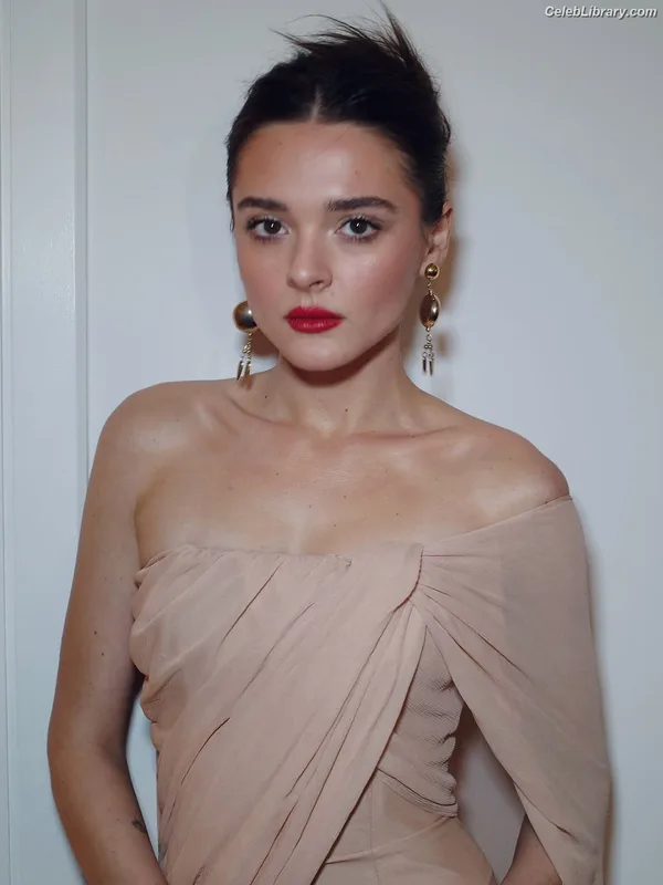 Charlotte Lawrence photo 7 of 714