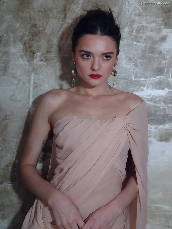 Charlotte Lawrence photo 8 of 714
