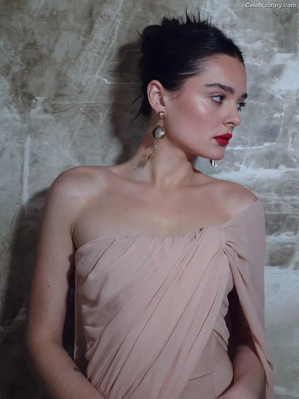 Charlotte Lawrence photo 9 of 714