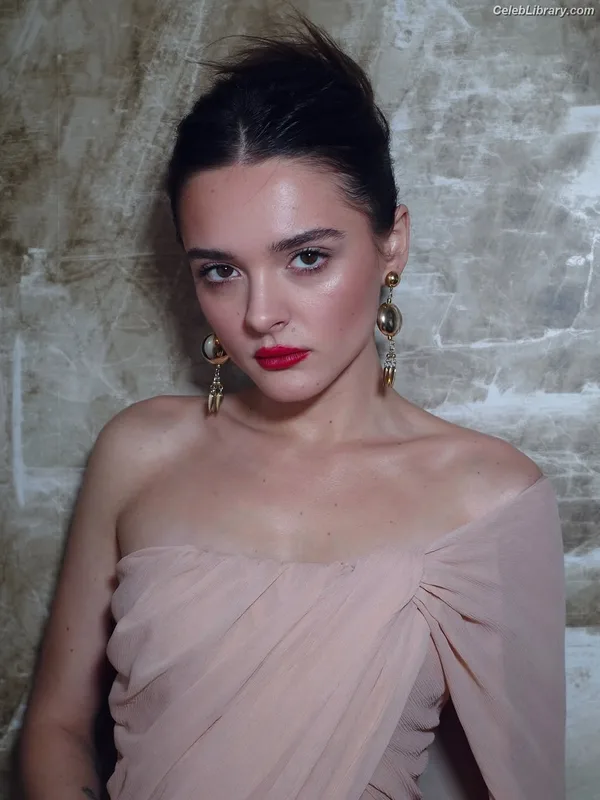 Charlotte Lawrence photo 10 of 714