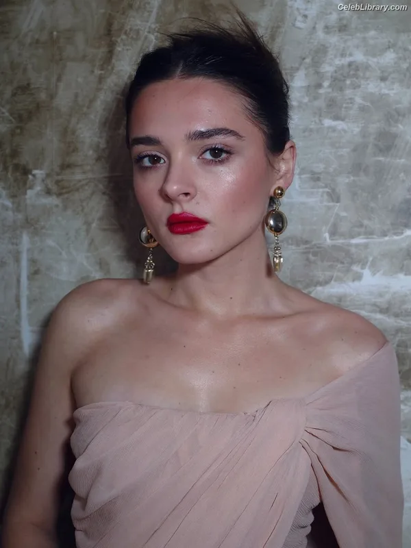Charlotte Lawrence photo 12 of 714