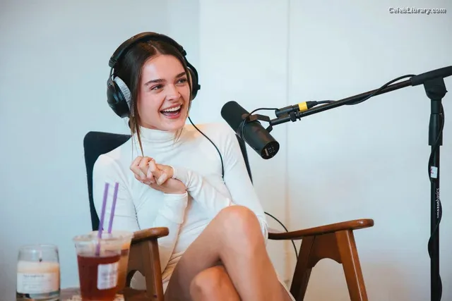 Charlotte Lawrence photo 3 of 714