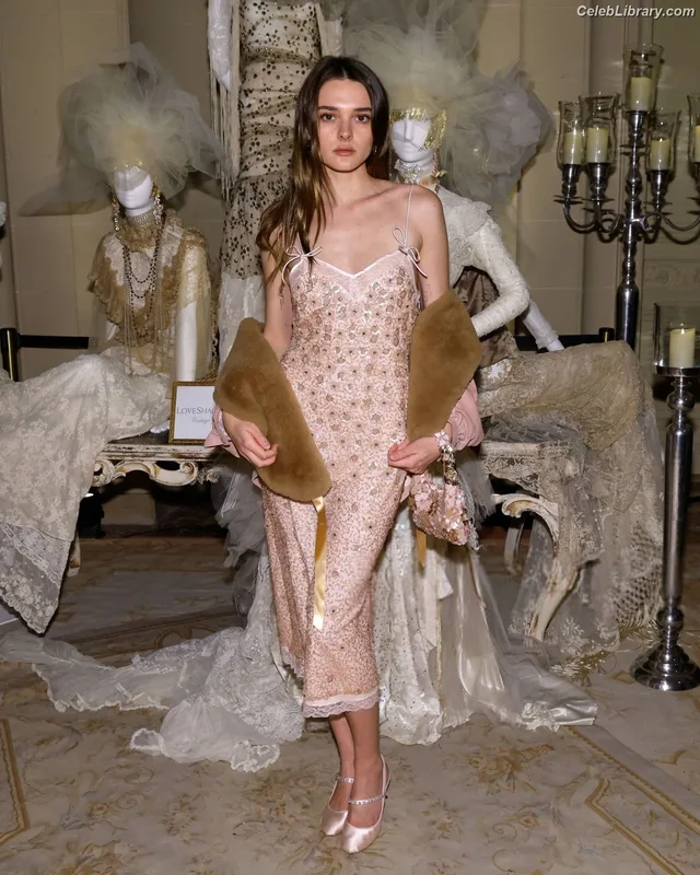 Charlotte Lawrence photo 11 of 714