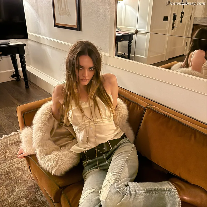 Charlotte Lawrence photo 12 of 714