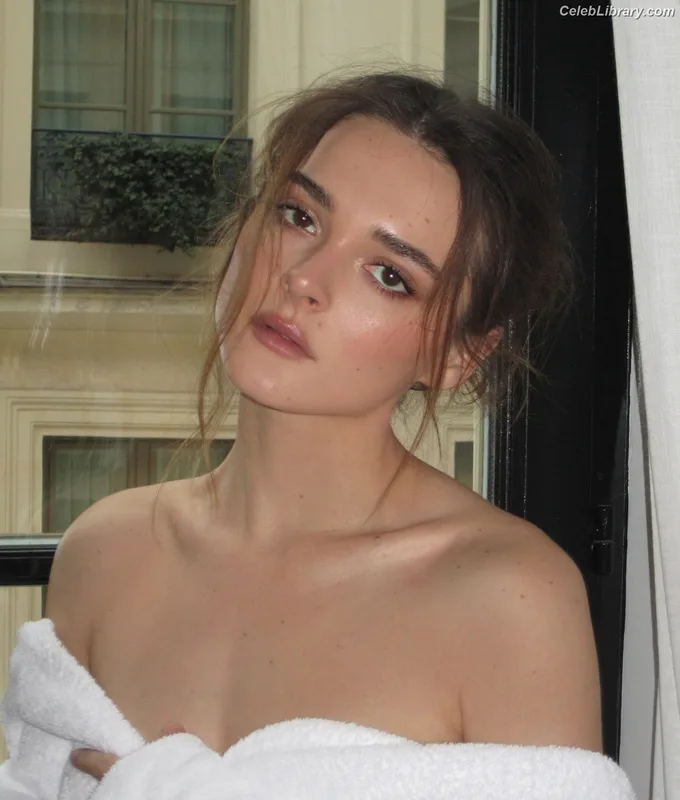 Charlotte Lawrence photo 7 of 714