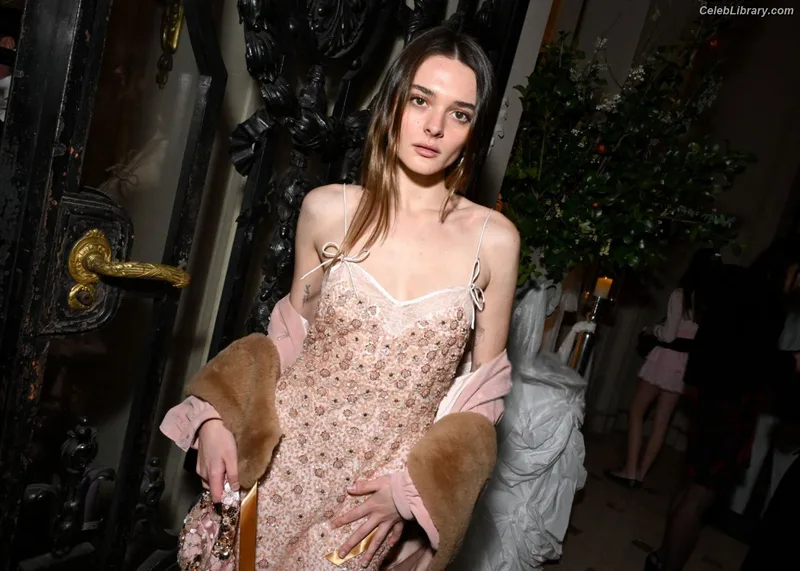 Charlotte Lawrence photo 9 of 714