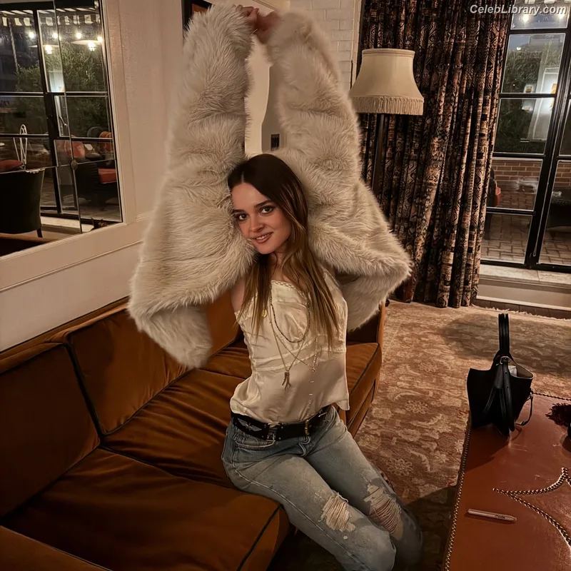 Charlotte Lawrence photo 10 of 714