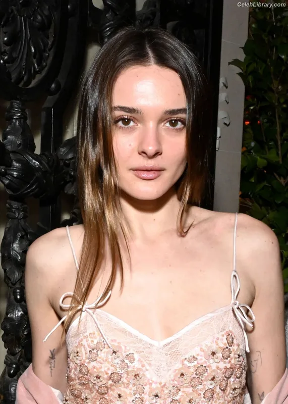 Charlotte Lawrence photo 13 of 714