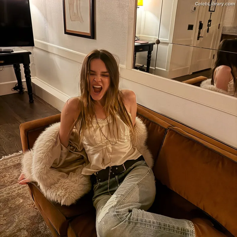 Charlotte Lawrence photo 22 of 714