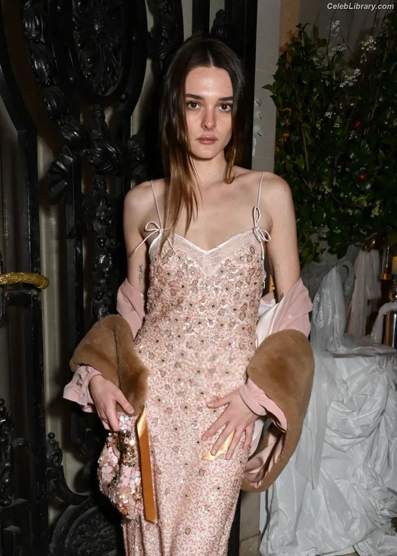 Charlotte Lawrence photo 24 of 714