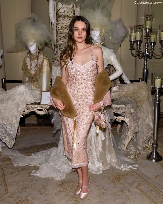 Charlotte Lawrence photo 2 of 714