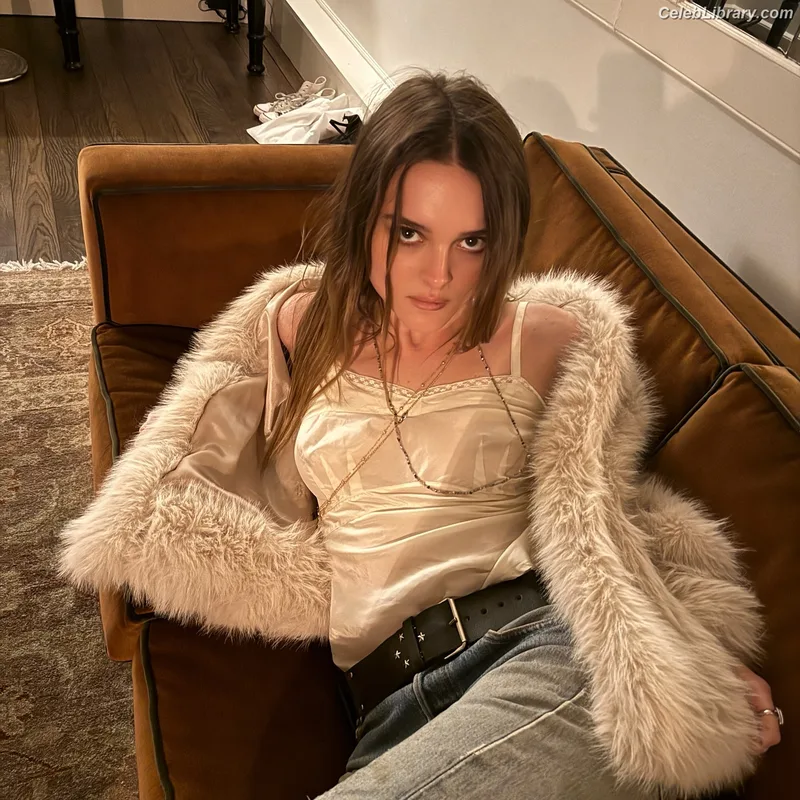 Charlotte Lawrence photo 5 of 714