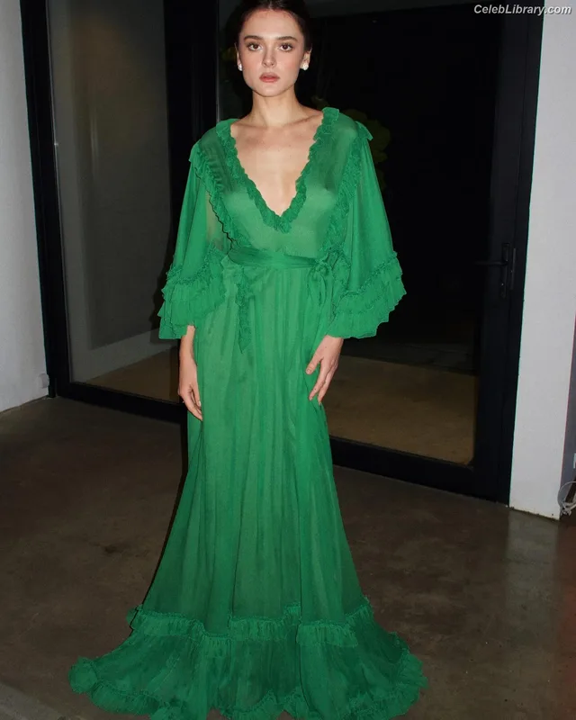 Charlotte Lawrence photo 7 of 714
