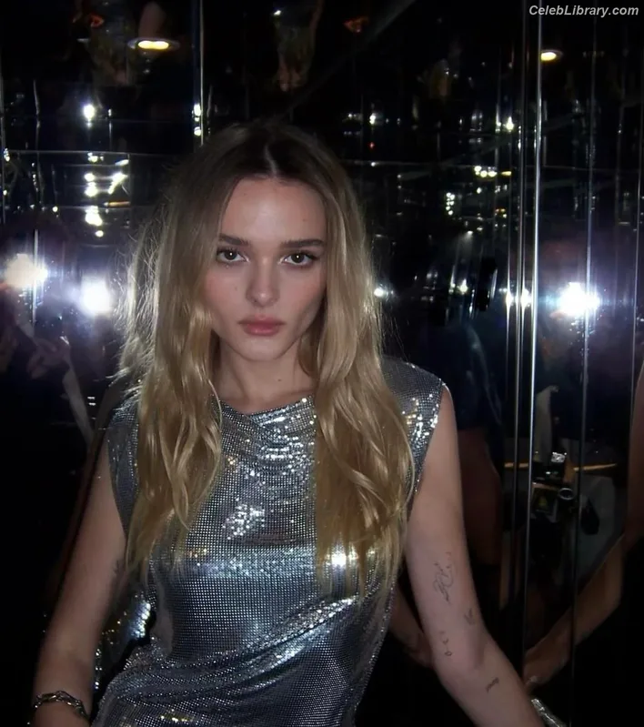 Charlotte Lawrence photo 18 of 714