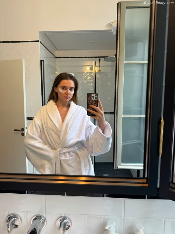 Charlotte Lawrence photo 24 of 714