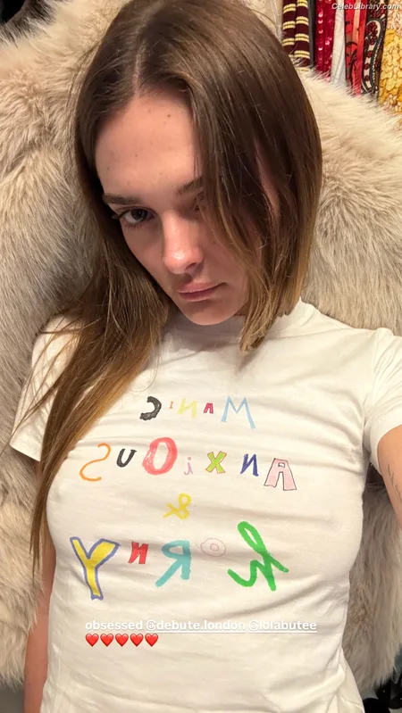 Charlotte Lawrence photo 4 of 714