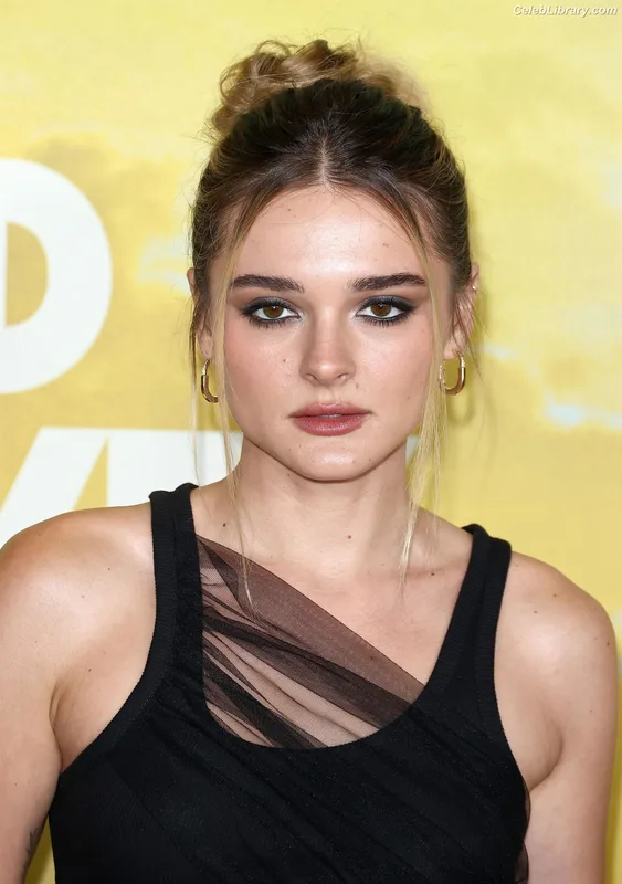 Charlotte Lawrence photo 7 of 714