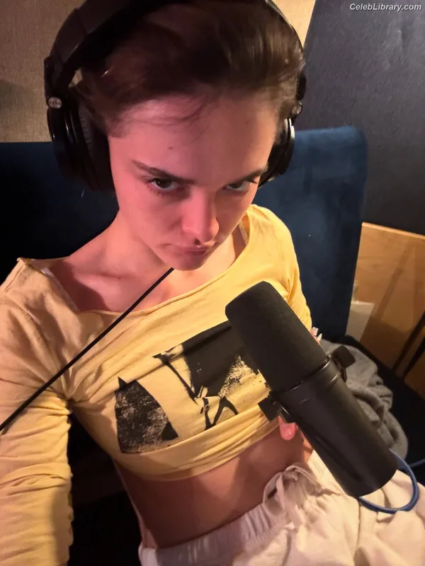 Charlotte Lawrence photo 2 of 714