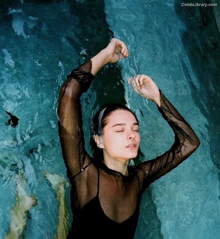 Charlotte Lawrence photo 4 of 714