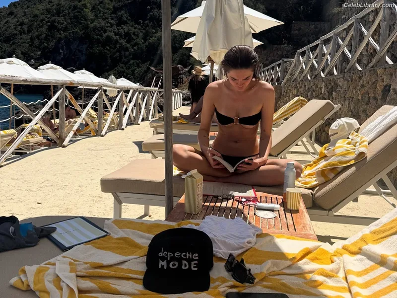 Charlotte Lawrence photo 10 of 714