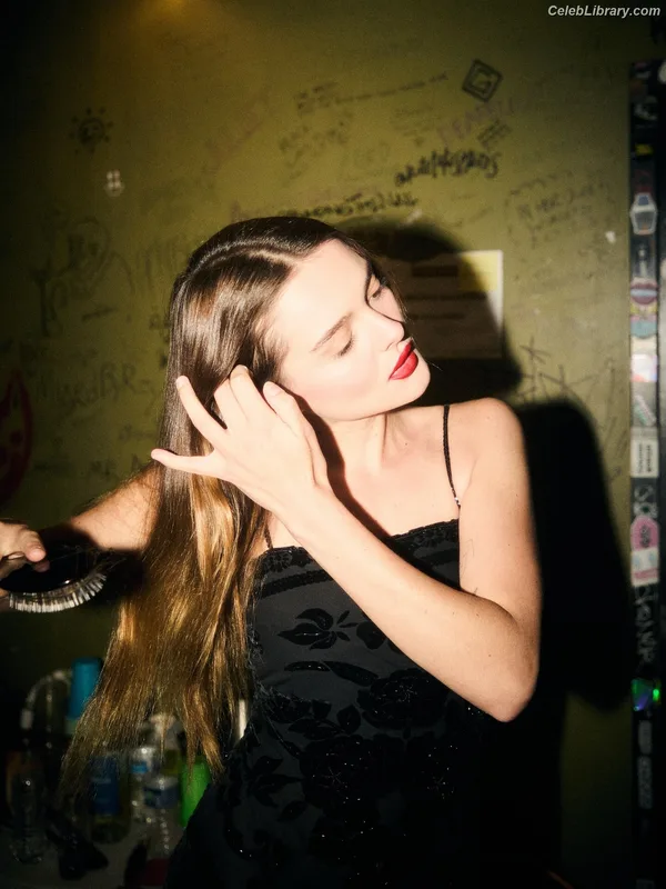 Charlotte Lawrence photo 16 of 714