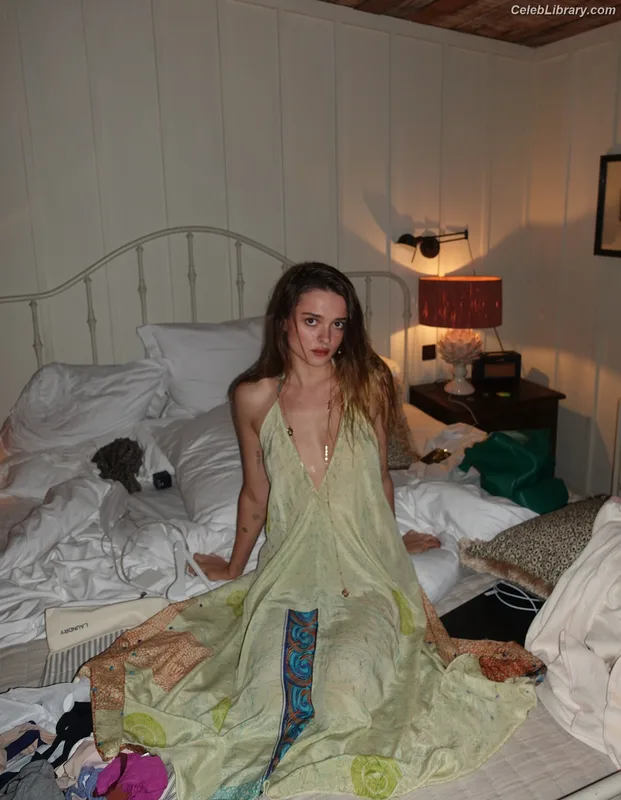 Charlotte Lawrence photo 4 of 714