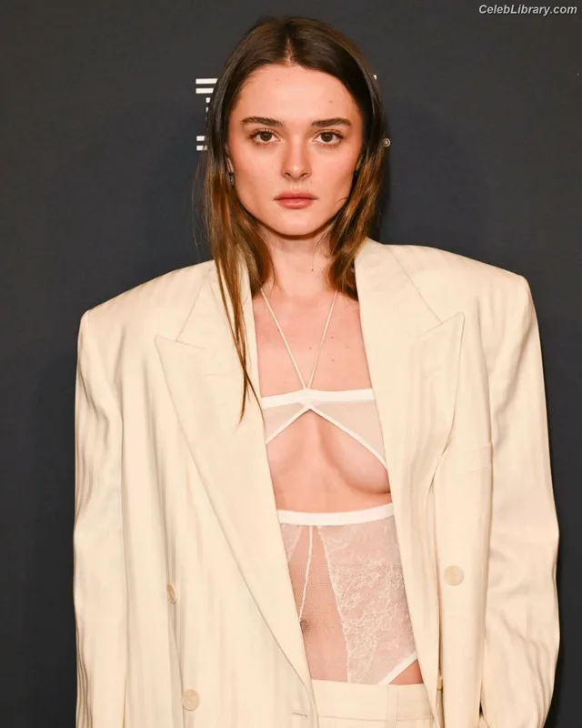 Charlotte Lawrence photo 24 of 714