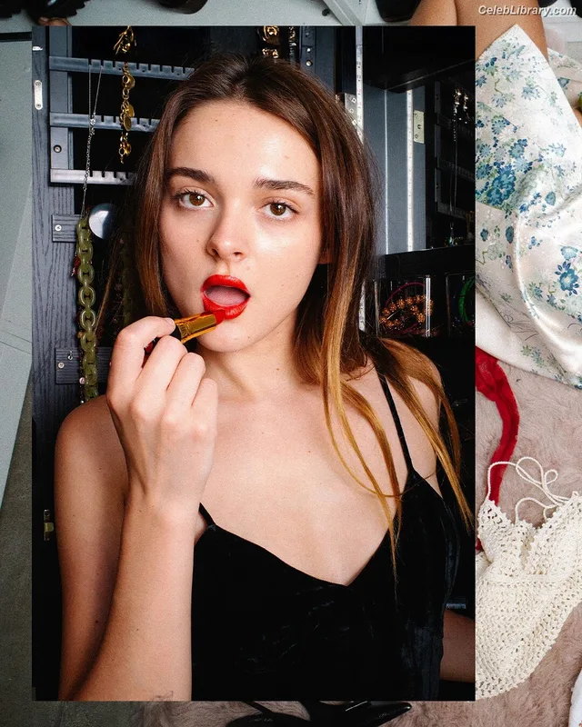 Charlotte Lawrence photo 10 of 714