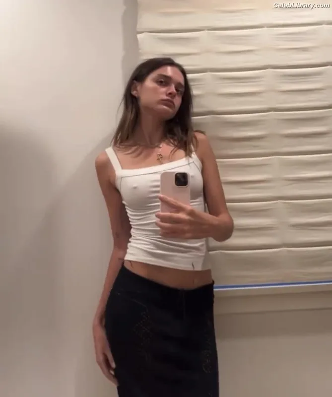 Charlotte Lawrence photo 1 of 714