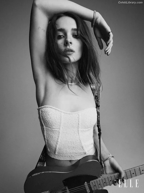 Charlotte Lawrence photo 9 of 714