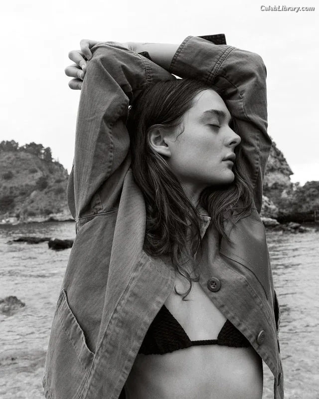 Charlotte Lawrence photo 16 of 714