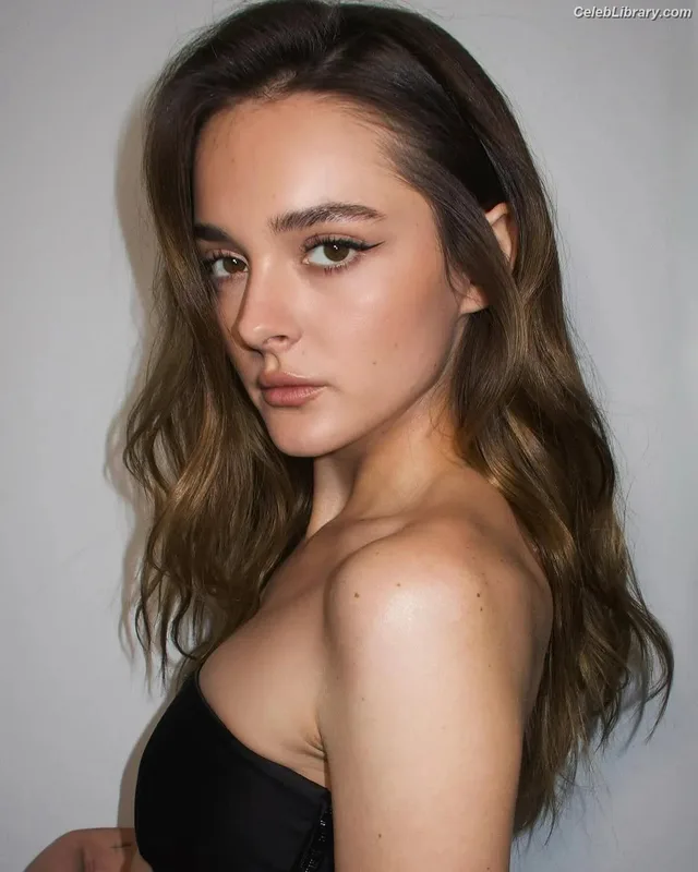 Charlotte Lawrence photo 3 of 714