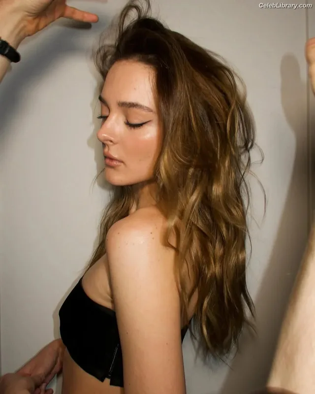Charlotte Lawrence photo 16 of 714