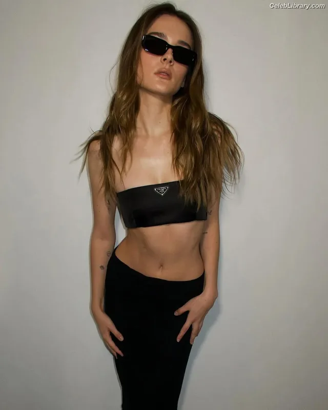 Charlotte Lawrence photo 19 of 714