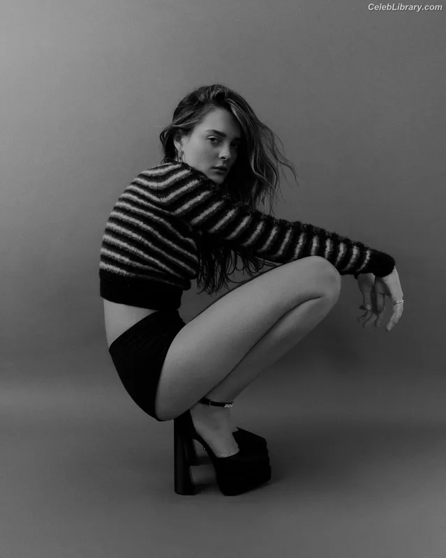 Charlotte Lawrence photo 24 of 714