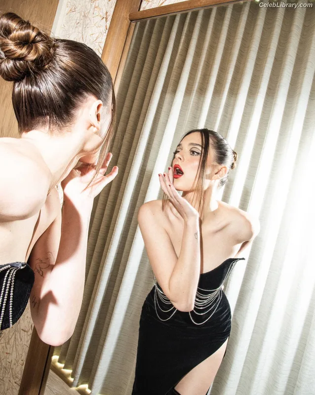 Charlotte Lawrence photo 15 of 714
