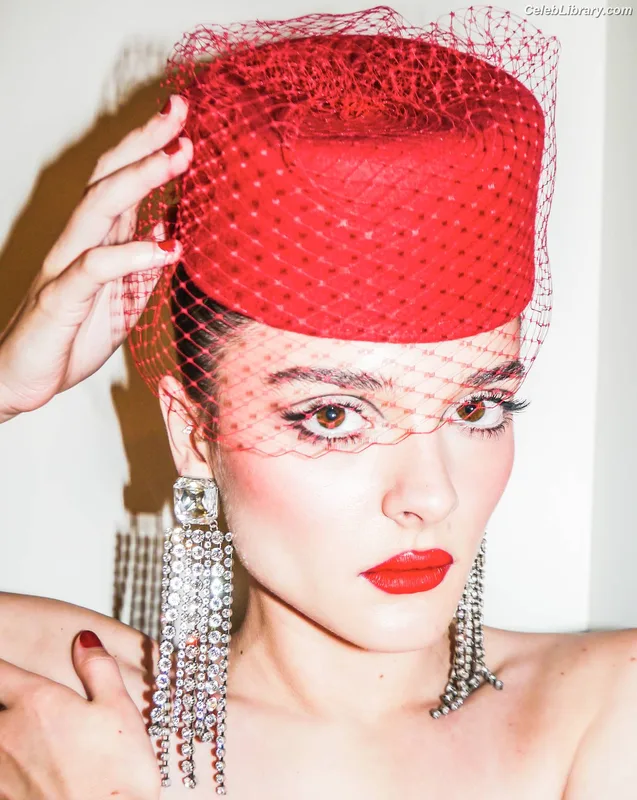 Charlotte Lawrence photo 16 of 714