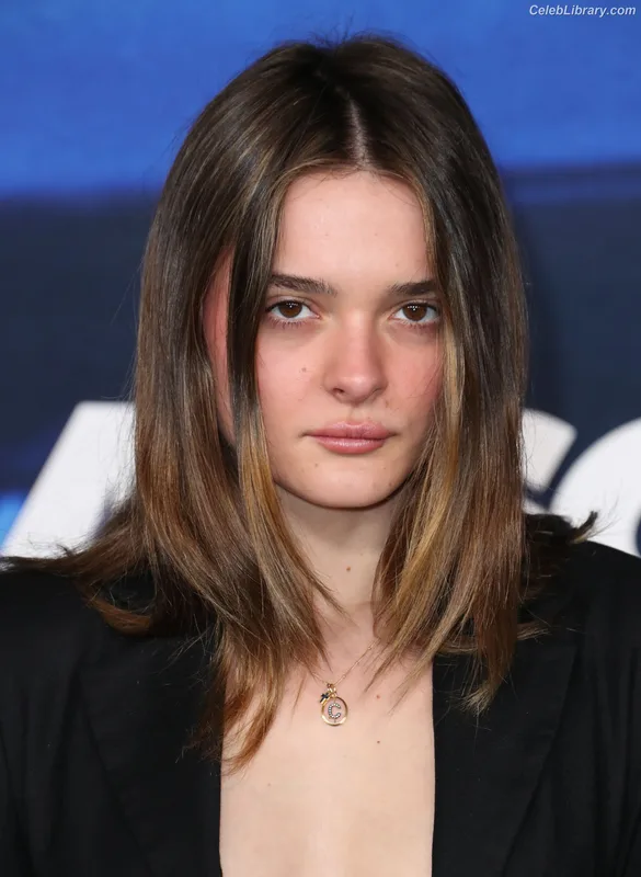 Charlotte Lawrence photo 24 of 714