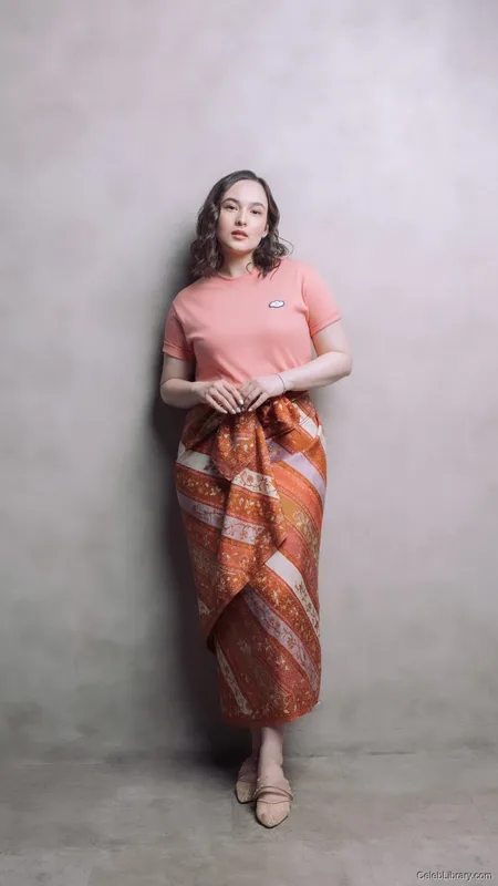 Chelsea Islan photo 2 of 17