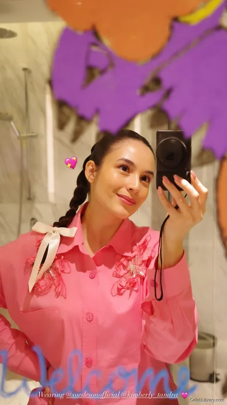 Chelsea Islan photo 3 of 17