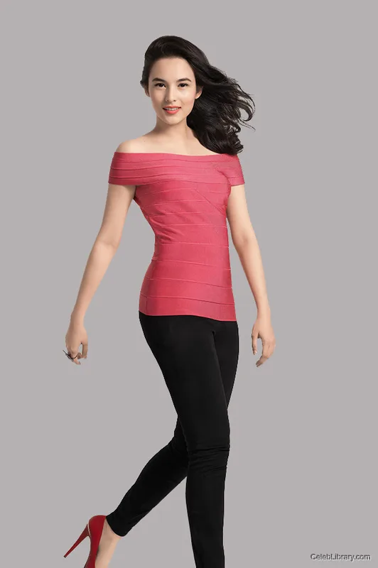 Chelsea Islan photo 7 of 17