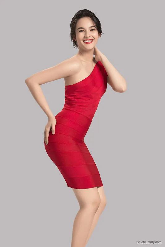 Chelsea Islan photo 8 of 17