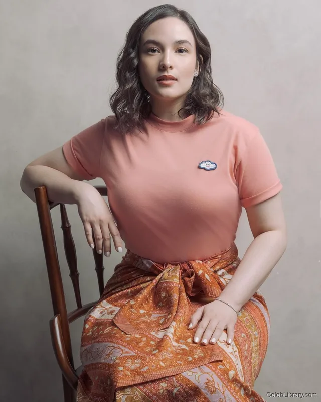 Chelsea Islan photo 10 of 17