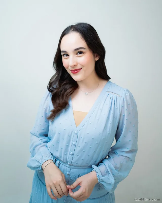 Chelsea Islan photo 13 of 17