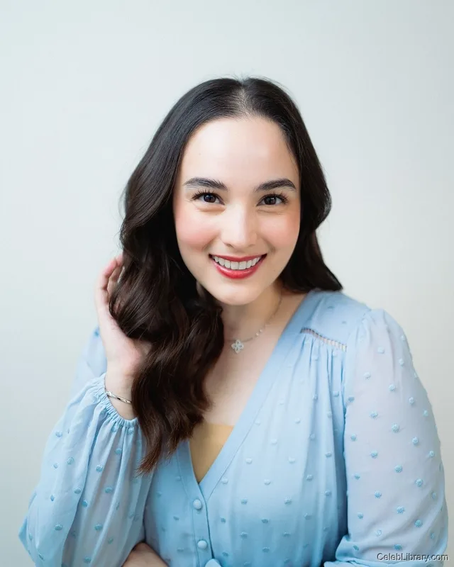 Chelsea Islan photo 14 of 17